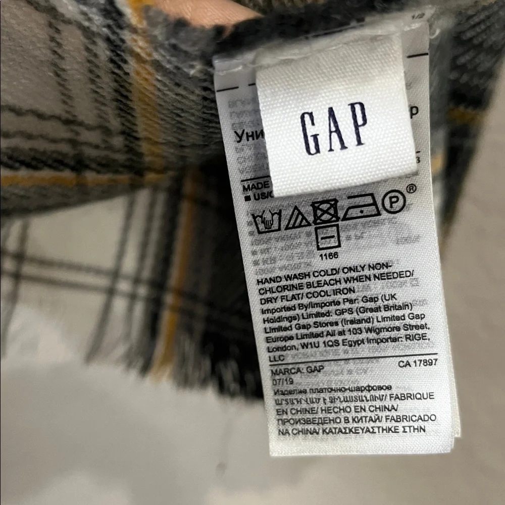 GAP Mens Black White Plaid Cozy Comfy Scarf  One Size Fringe Hem Outdoors